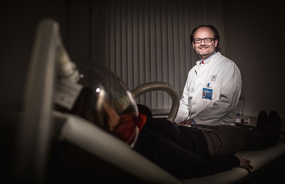 Psychologie: Dr. Thomas Ellrot erforscht als Ernährungspsychologe Essverhalten, Fettsucht und Strategien zur Gewichtsstabilisierung an der Universität Göttingen (hier mit einem Messgerät, im Vordergrund, das den Kalorienverbrauch eines Probanden ermittelt) Psychologie: Dr. Thomas Ellrot erforscht als Ernährungspsychologe Essverhalten, Fettsucht und Strategien zur Gewichtsstabilisierung an der Universität Göttingen (hier mit einem Messgerät, im Vordergrund, das den Kalorienverbrauch eines Probanden ermittelt)