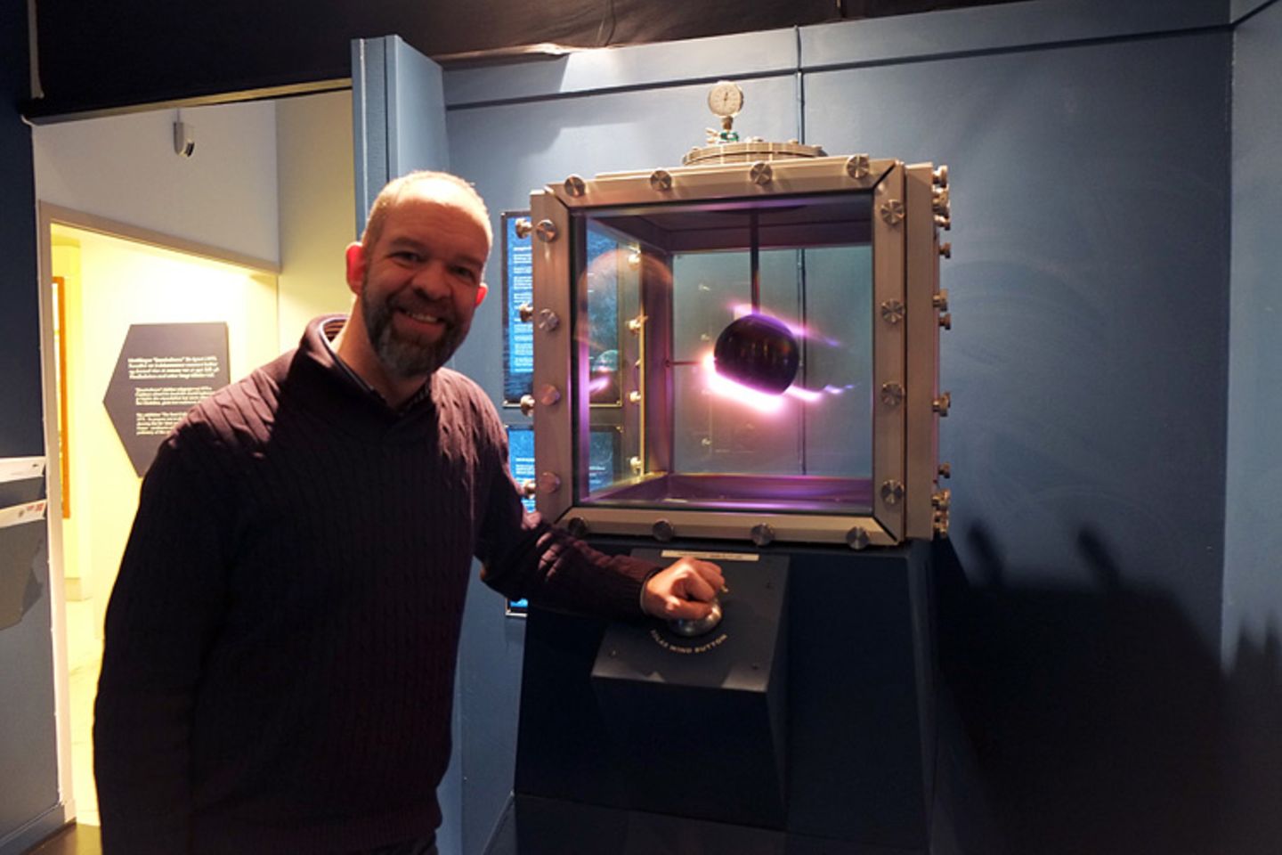 Interview: Per Helge Nylund im Museum der Universität Tromsö. In dieser Box lassen sich per Knopfdruck eigene Polarlichter erstellen