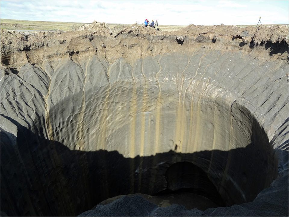 Sibirien: Die bislang entdeckten Krater sind erst vor kurzem entstanden. Jetzt füllen sie sich mit Grundwasser. Wissenschaftlern bleibt nicht viel Zeit, sie zu erkunden