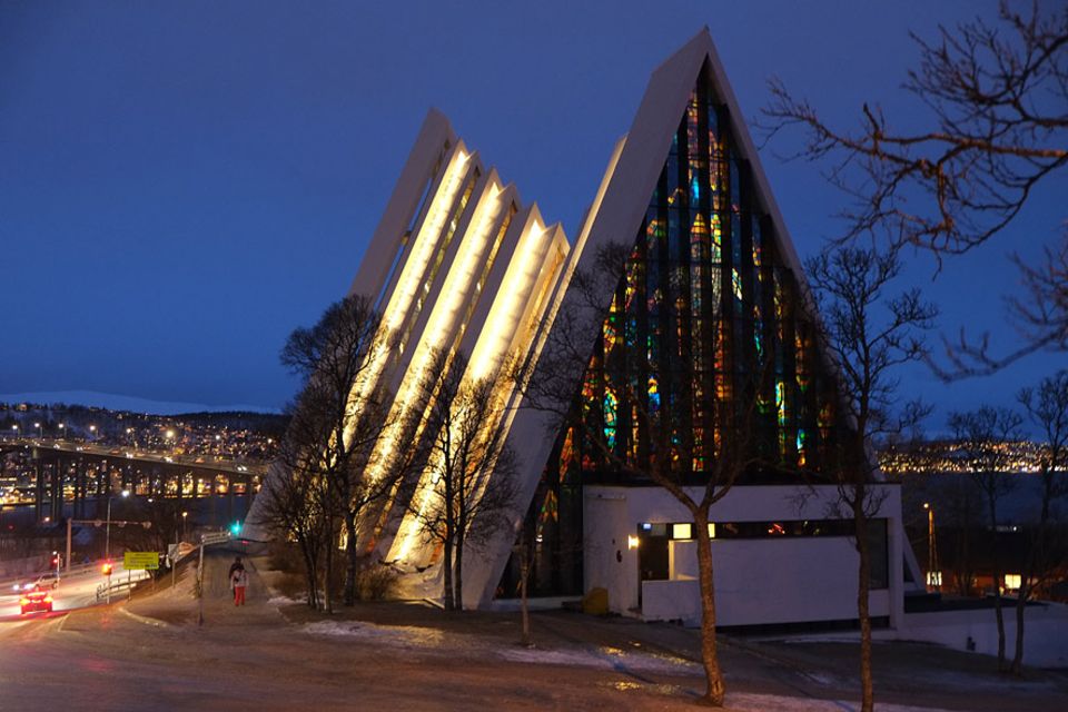 Polarlichter: Die Eismeerkathedrale gilt seit ihrer Erbauung 1965 als Wahrzeichen der Stadt Polarlichter: Die Eismeerkathedrale gilt seit ihrer Erbauung 1965 als Wahrzeichen der Stadt