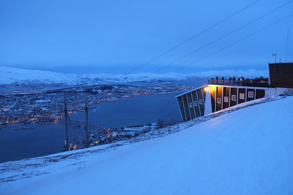 Polarlichter: Die Bergstation der Fjellheisen-Seilbahn eröffnet einen Panoramablick über die Stadt Polarlichter: Die Bergstation der Fjellheisen-Seilbahn eröffnet einen Panoramablick über die Stadt