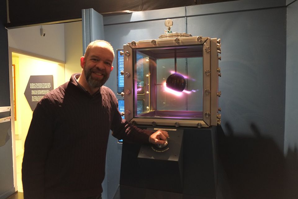 Polarlichter: Per Helge Nylund erklärt den Besuchern des Tromsø University Museum nicht nur den wissenschaftlichen Aspekt der Polarlichter sondern er kann sie vor Ort gleich produzieren Polarlichter: Per Helge Nylund erklärt den Besuchern des Tromsø University Museum nicht nur den wissenschaftlichen Aspekt der Polarlichter sondern er kann sie vor Ort gleich produzieren