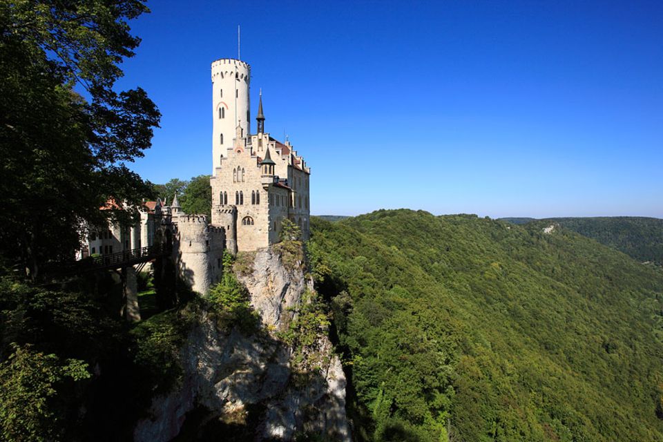 Reisetipps Schwäbische Alb: Schloss Lichtenstein am Albsteig-Wanderweg sieht aus wie aus einem Märchenbuch, ist aber wirklich so schön Reisetipps Schwäbische Alb: Schloss Lichtenstein am Albsteig-Wanderweg sieht aus wie aus einem Märchenbuch, ist aber wirklich so schön