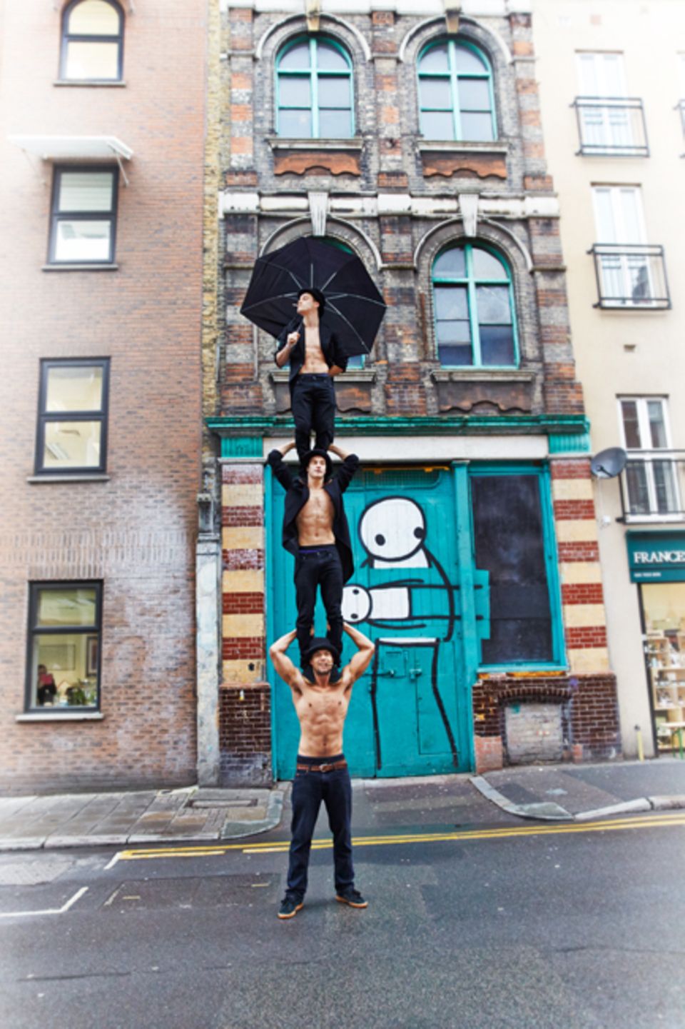 London: Beren D'Amico, Louis Gift und Charlie Wheeler sind Akrobaten der Barely Methodical Troupe London: Beren D'Amico, Louis Gift und Charlie Wheeler sind Akrobaten der Barely Methodical Troupe