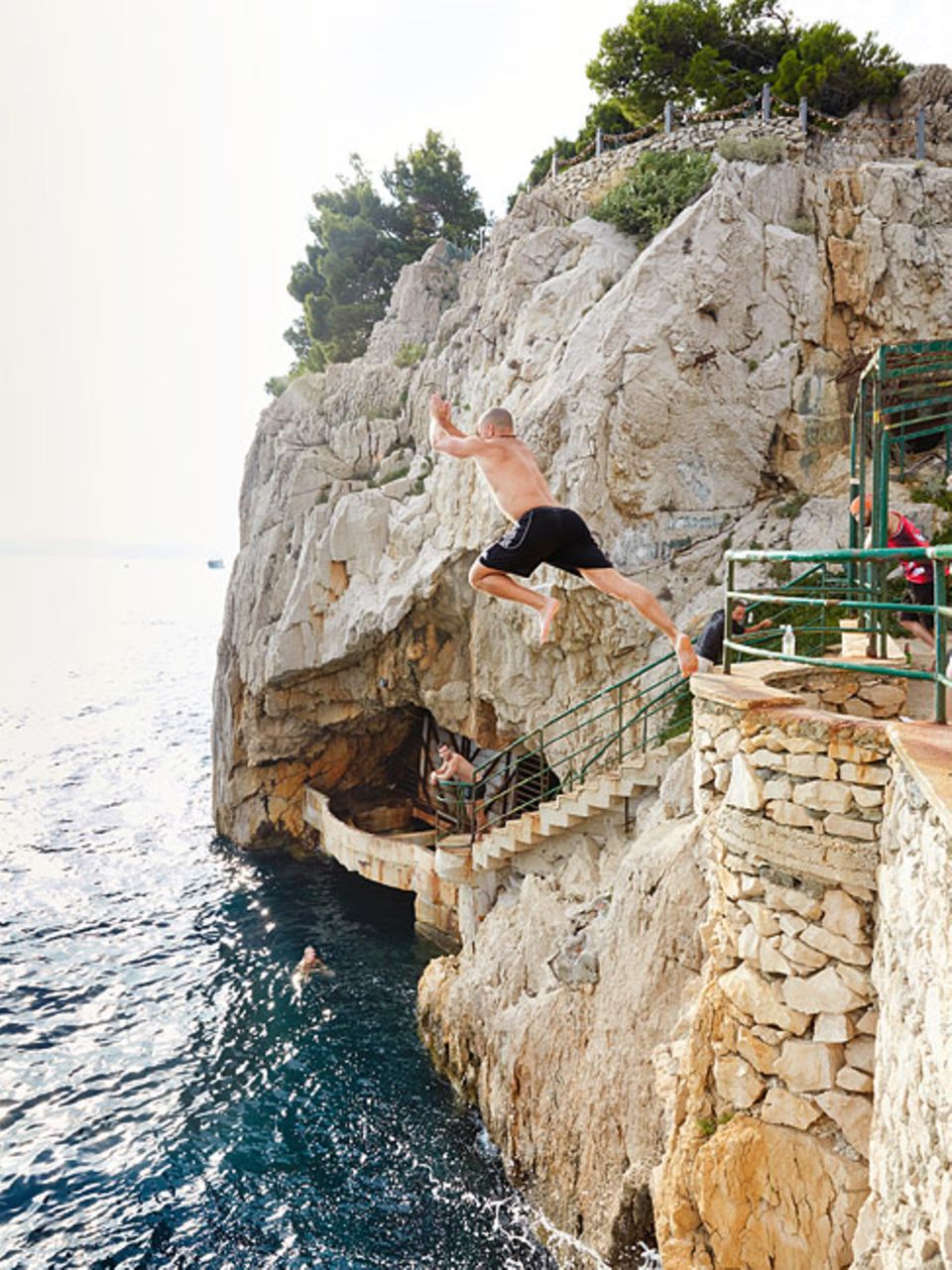 Kroatien: Wo kein Strand ist, hilft auch der Sprung von der Felsklippe für Erfrischung, wie hier in Makarska Kroatien: Wo kein Strand ist, hilft auch der Sprung von der Felsklippe für Erfrischung, wie hier in Makarska