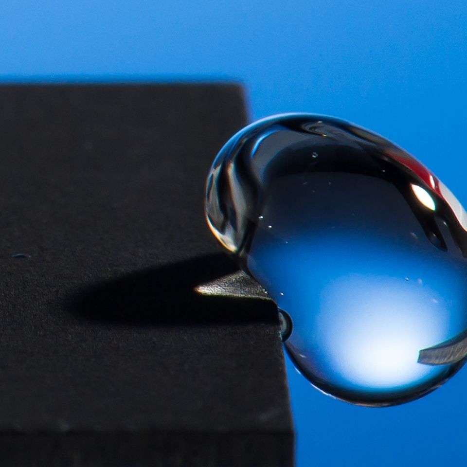 Nanotechnologie: Dieses Metall lässt Wasser abprallen