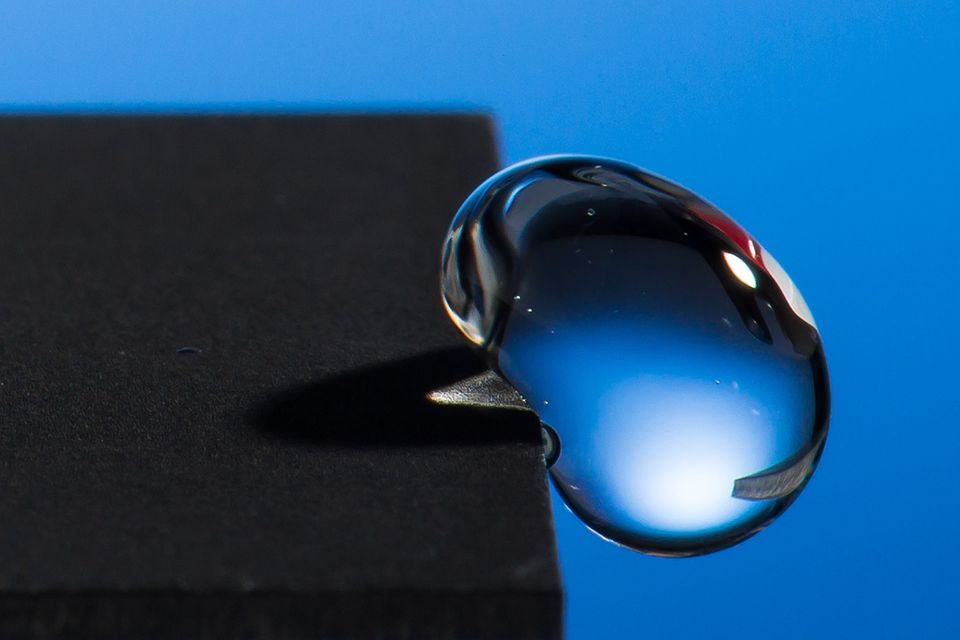Nanotechnologie: Dieses Metall lässt Wasser abprallen