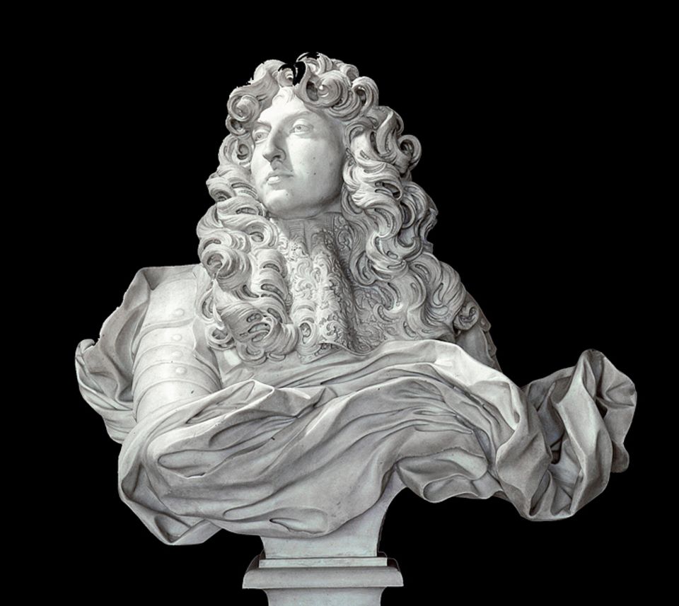 Ein Leben für Rom: 1665 verlässt Bernini für ein halbes Jahr Rom, um für den französischen König zu arbeiten. Bis in die Haarspitzen stilisiert, von einem aufgewirbelten Gewand der Welt gleichsam enthoben, stellt er "Ludwig XIV." als Inbegriff absoluter Macht dar