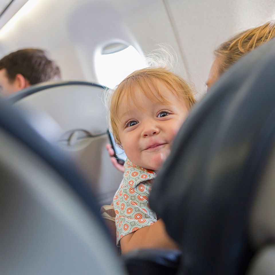 Flugreisen: Mit Baby sicher an Bord