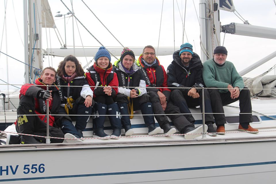 Segelrebellen: Die Crew der Jungfernfahrt auf dem Mittelmeer mit Hauke (links außen) und Marc (zweiter von rechts) Segelrebellen: Die Crew der Jungfernfahrt auf dem Mittelmeer mit Hauke (links außen) und Marc (zweiter von rechts)