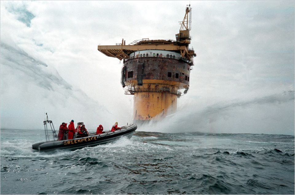 Ölindustrie in der Nordsee: 16. Juni 1995: Greenpeace-Aktivisten besetzen zum zweiten Mal die ausgediente Ölplattform Brent Spar. Shell-Mitarbeiter und Sicherheitskräfte versuchen, sie mit Wasserwerfern daran zu hindern