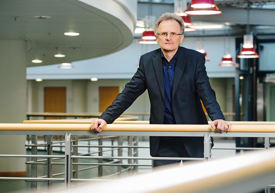 Interview: Prof. Dr. Bernhard Watzl ist Ernährungswissenschaftler und befasst sich vor allem mit der gesundheitlichen Bewertung von Nahrungsmitteln. Unter anderem hat er untersucht, ob Bio-Produkte ernährungs-physiologisch hochwertiger sind als konventionell erzeugte Waren Interview: Prof. Dr. Bernhard Watzl ist Ernährungswissenschaftler und befasst sich vor allem mit der gesundheitlichen Bewertung von Nahrungsmitteln. Unter anderem hat er untersucht, ob Bio-Produkte ernährungs-physiologisch hochwertiger sind als konventionell erzeugte Waren