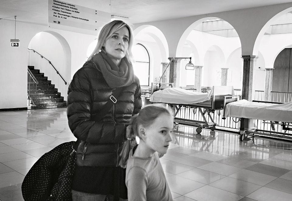 Psychologie: In der Freiburger Uniklinik: Auch schmerzhaften Erinnerungen will Andrea Riedinger nicht ausweichen. Monatelang wurde ihr Mann hier behandelt, ehe er an einem Hirntumor starb Psychologie: In der Freiburger Uniklinik: Auch schmerzhaften Erinnerungen will Andrea Riedinger nicht ausweichen. Monatelang wurde ihr Mann hier behandelt, ehe er an einem Hirntumor starb