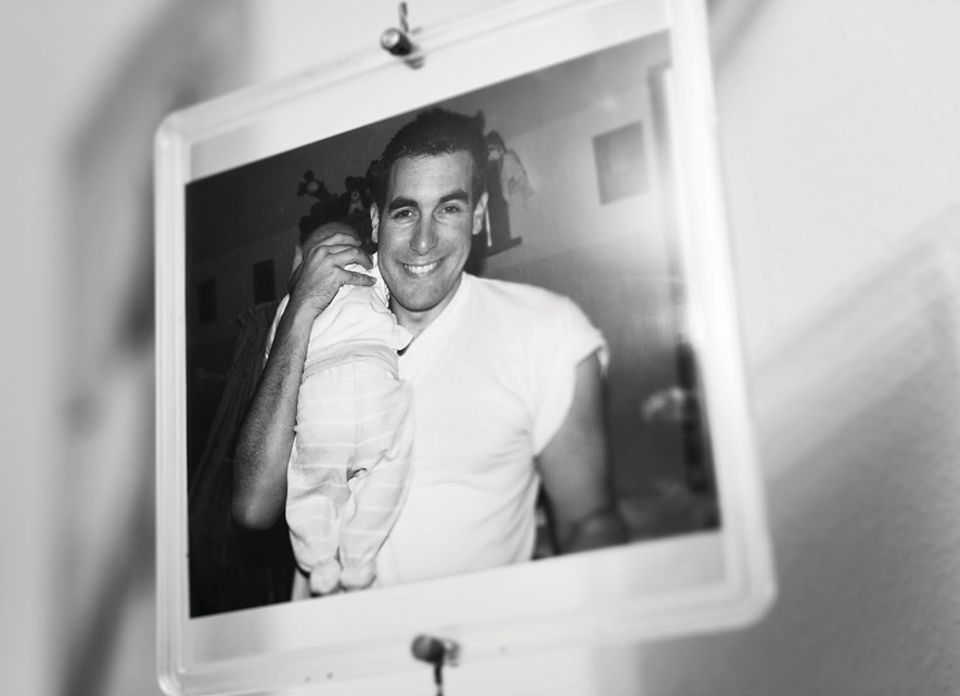 Psychologie: Der verstorbene Andreas Riedinger mit seiner neugeborenen Tochter: Das Bild hängt in Svenjas Kinderzimmer. Manches, was ihm gehörte, verwendet die Familie im Alltag bewusst weiter - um die Erinnerung nicht erstarren zu lassen Psychologie: Der verstorbene Andreas Riedinger mit seiner neugeborenen Tochter: Das Bild hängt in Svenjas Kinderzimmer. Manches, was ihm gehörte, verwendet die Familie im Alltag bewusst weiter - um die Erinnerung nicht erstarren zu lassen