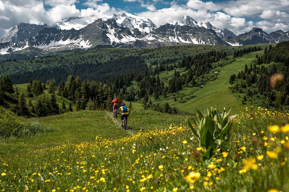 Val Gardena: Blühende Almwiesen und endlose Mountainbike Routen zu Füßen der großen Kalkriesen Val Gardena: Blühende Almwiesen und endlose Mountainbike Routen zu Füßen der großen Kalkriesen
