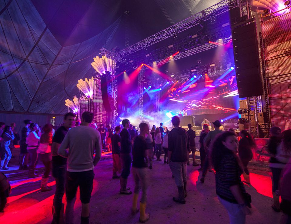Ausflüge: Rock, Reggae, Elektro: Beim Chiemsee Summer dröhnt es fünf Tage von fünf Bühnen bis tief in die Nacht hinein Ausflüge: Rock, Reggae, Elektro: Beim Chiemsee Summer dröhnt es fünf Tage von fünf Bühnen bis tief in die Nacht hinein