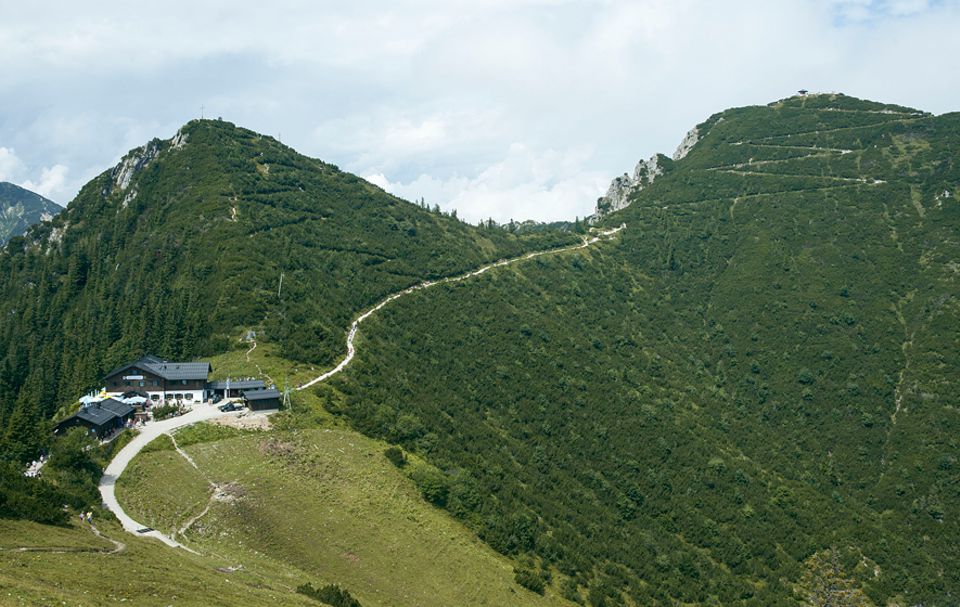 Ausflüge: Die letzten Meter vom Berggasthaus auf den Berggipfel legt man zu Fuß zurück Ausflüge: Die letzten Meter vom Berggasthaus auf den Berggipfel legt man zu Fuß zurück