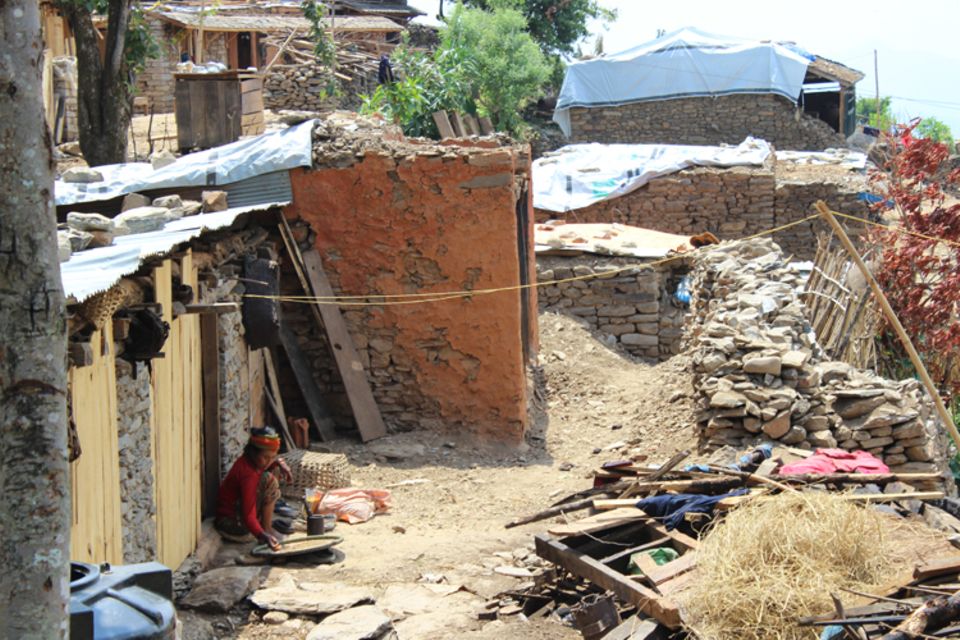 Nepal: Viele Menschen kochen und schlafen im Freien
