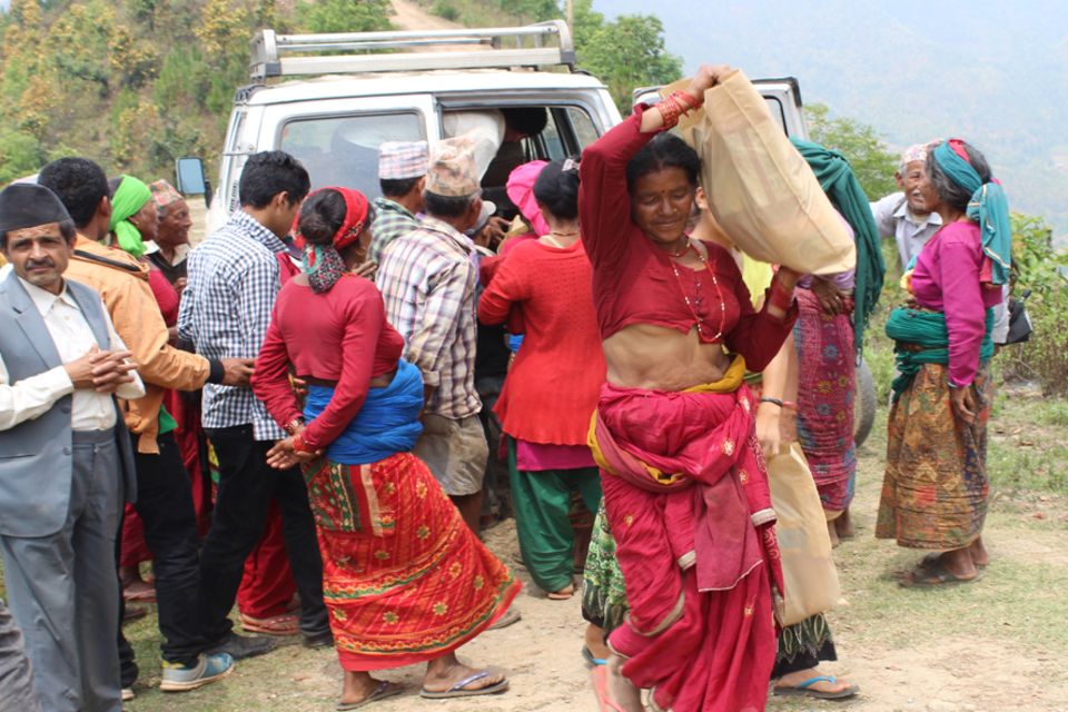 Nepal: Erste Hilfsgüter treffen ein
