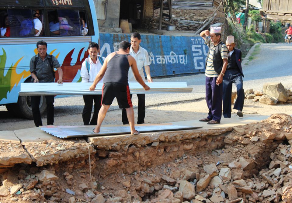 Nepal: Wellblech dient zunächst als provisorisches Dach und Baumaterial