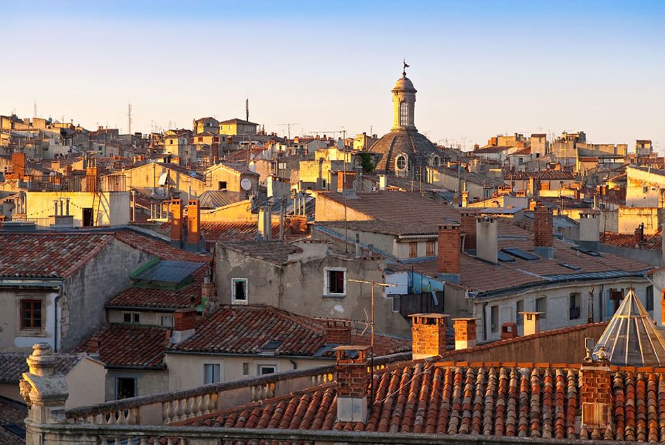 Städtereise: In den Gassen Montpelliers taucht die Kuppel des Hôtel Saint Côme inmitten von 80 Stadtpalästen fast unter