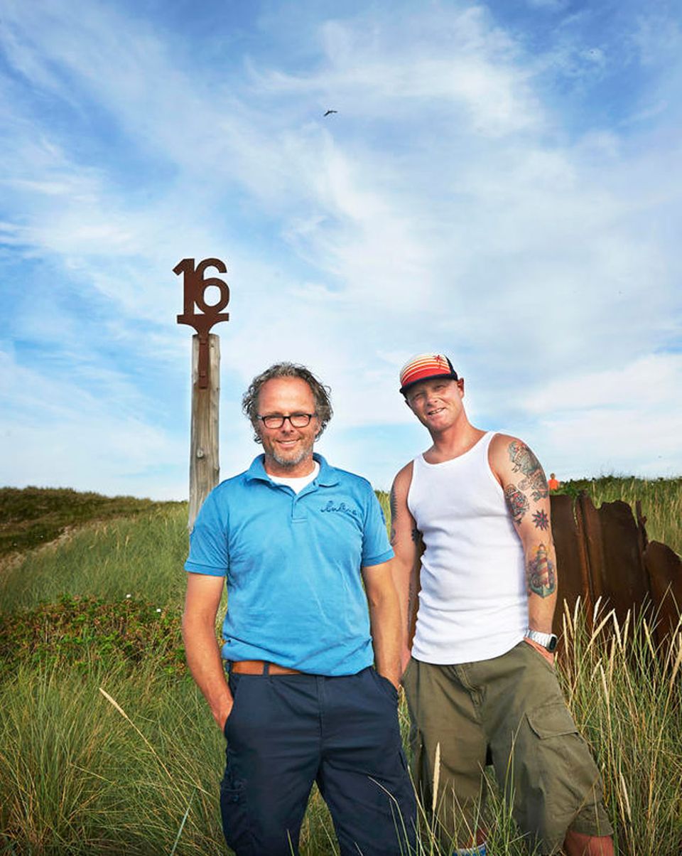 Sylt: Die Behrens-Cousins vor dem angerosteten Erkennungszeichen ihres Strandbistros nördlich von Kampen Sylt: Die Behrens-Cousins vor dem angerosteten Erkennungszeichen ihres Strandbistros nördlich von Kampen