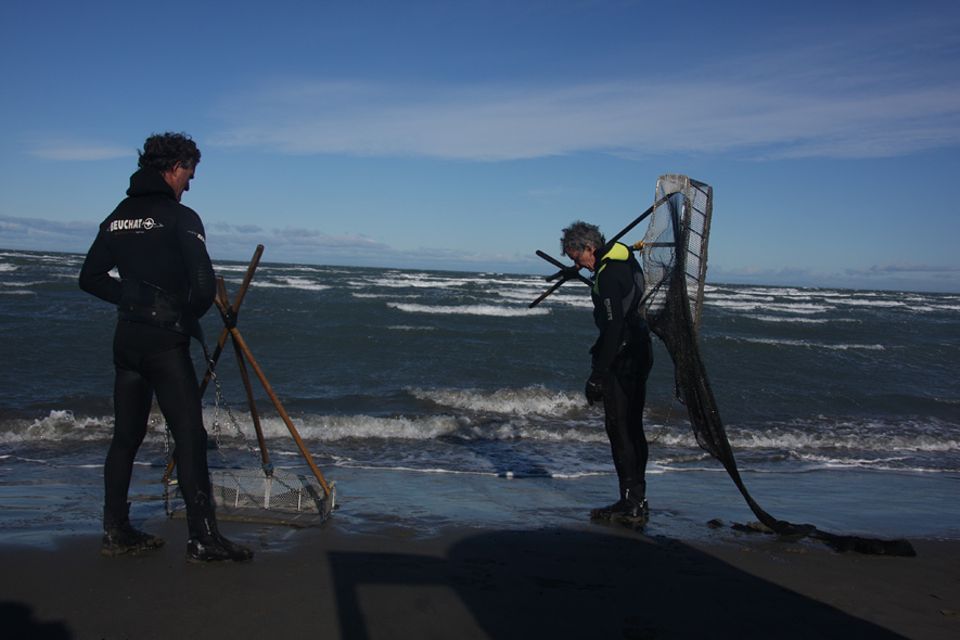 Philippe Rollin re. und Bruno Beusse sind professionelle Tellmuschelfischer. Sie trotzen mit ihren Keschern und auf dem Rücken mit Blei beschwert dem hinterlistigen Mittelmeer an den Küsten der Camargue. Philippe Rollin re. und Bruno Beusse sind professionelle Tellmuschelfischer. Sie trotzen mit ihren Keschern und auf dem Rücken mit Blei beschwert dem hinterlistigen Mittelmeer an den Küsten der Camargue.