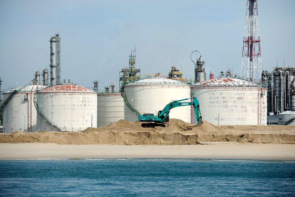 Singapur: Jurong Island im Südwesten von Singapur: Tonnenweise Sand machte aus sieben kleinen Inseln ein Industriegebiet Singapur: Jurong Island im Südwesten von Singapur: Tonnenweise Sand machte aus sieben kleinen Inseln ein Industriegebiet