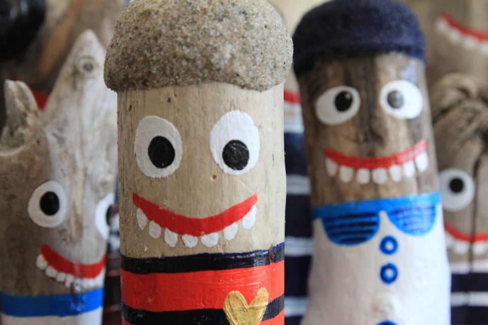 Inselguide: Die witzigen Souvenirs aus Treibholz bekommt man in Putbus bei "Ein Tag am Meer"