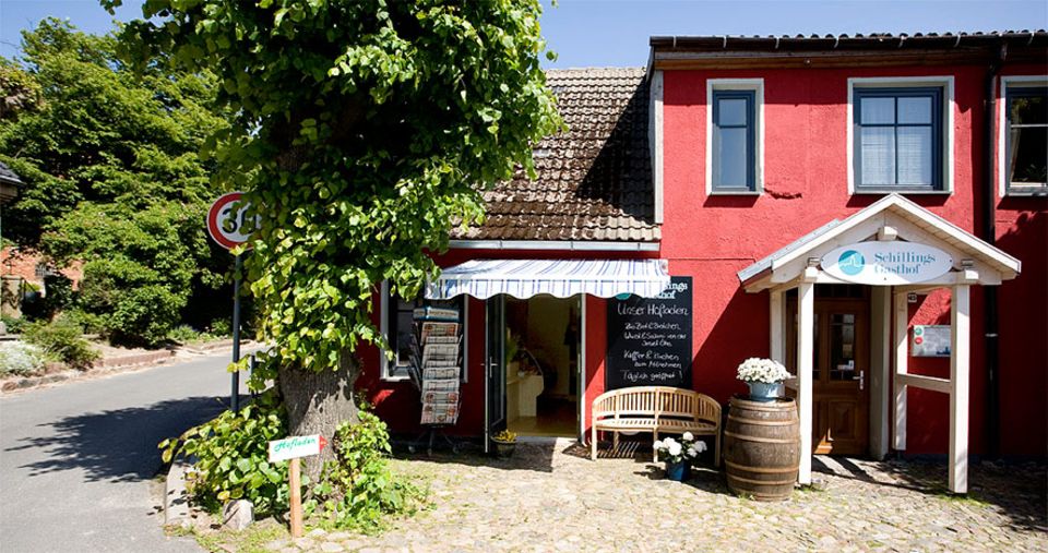 Insel Öhe: Auch wenn Gäste die Privatinsel Öhe nicht betreten dürfen, die guten Produkte der Insel gibt es im hauseigenen Bio-Laden neben Schillings Gasthof zu kaufen. Regionaler geht es nicht! Insel Öhe: Auch wenn Gäste die Privatinsel Öhe nicht betreten dürfen, die guten Produkte der Insel gibt es im hauseigenen Bio-Laden neben Schillings Gasthof zu kaufen. Regionaler geht es nicht!