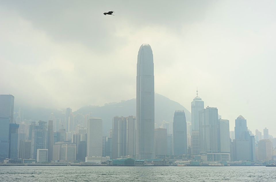 Luftverschmutzung: Nicht Nebel, sondern Smog verdüstert in der Millionenstadt Hongkong den Himmel. Die meisten Bewohner haben Angst, dass sie von der schlechten Luft krank werden und tragen deshalb Atemschutzmasken