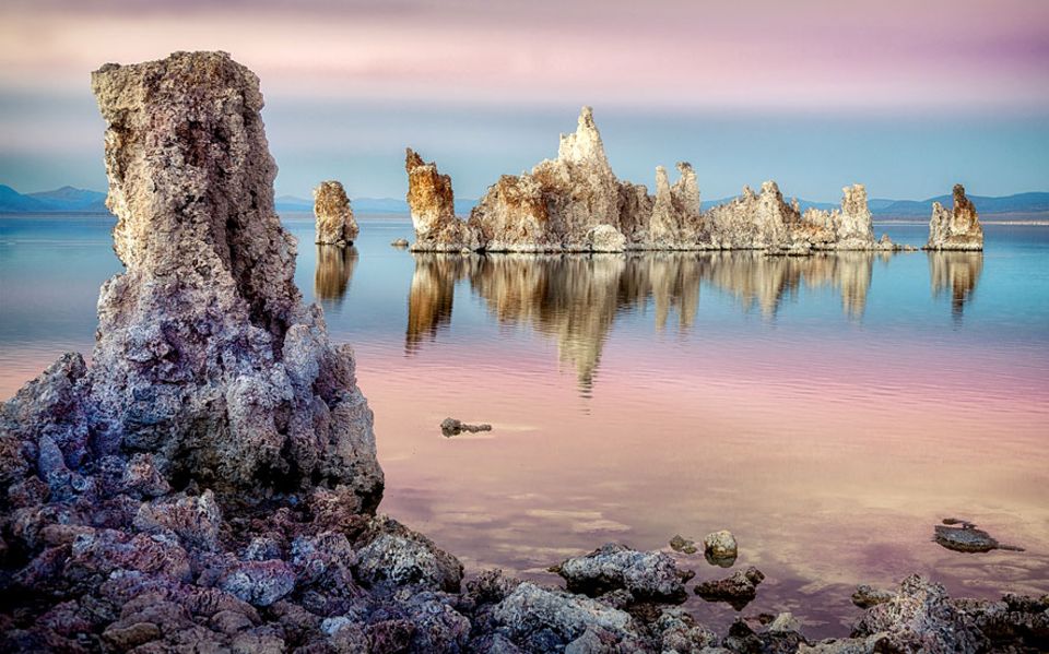 Roadtrip: Dank des hohen Salzgehalts lässt es sich im Mono Lake so gut Zeitung lesen, wie im Toten Meer