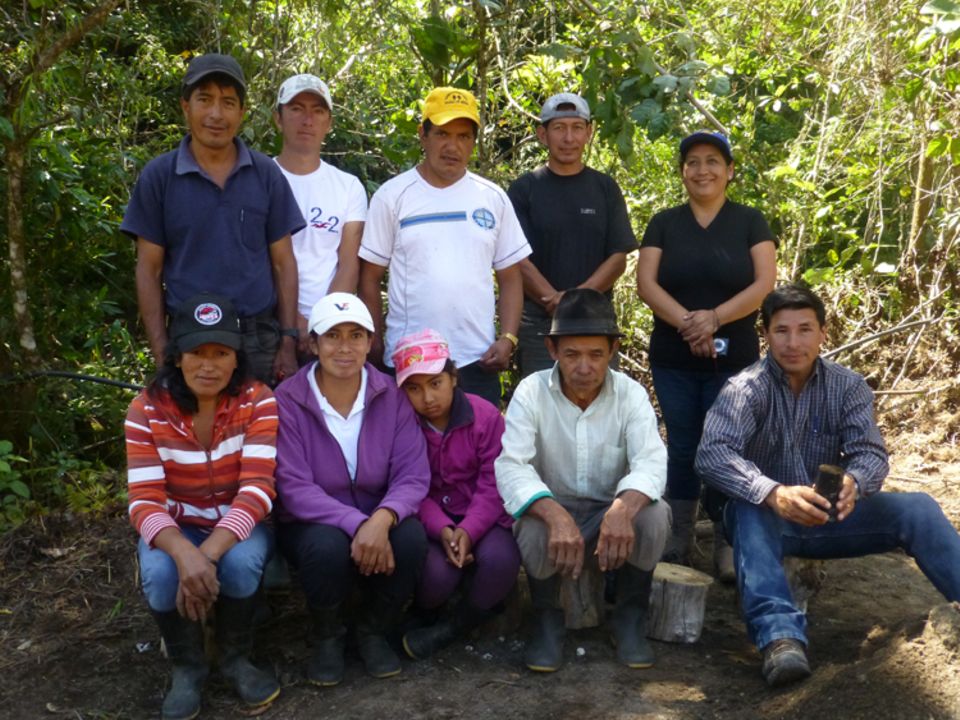 Die Projektbetreiber der Baumschule San Joaquín mit Silvia Quilumbango, DECOIN (o.re.) und Projektbetreuer Milton Arcos (u.re.)