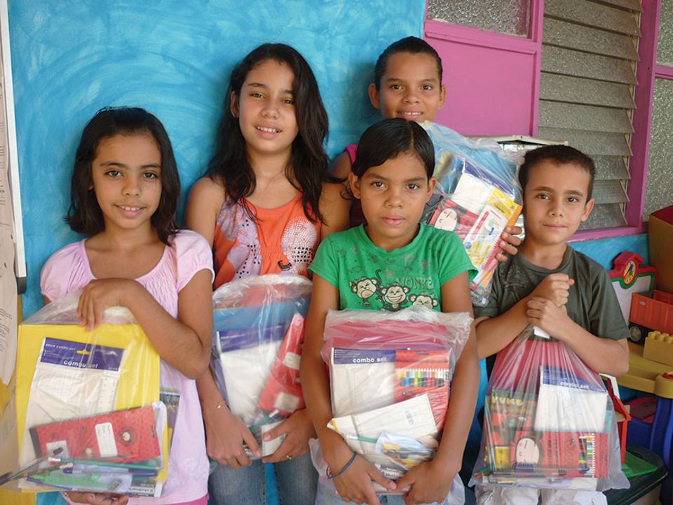 Reisetipps: Fünf Freunde und fünf Schultüten. Oft fehlt es in den Schulen an den einfachsten Dingen. Wie gut das Rebecca Rothney da die zündende Idee für "Pack for a purpose" hatte Reisetipps: Fünf Freunde und fünf Schultüten. Oft fehlt es in den Schulen an den einfachsten Dingen. Wie gut das Rebecca Rothney da die zündende Idee für "Pack for a purpose" hatte