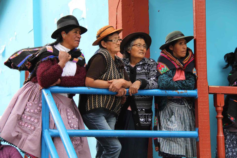 Ruth Cuevas (2.v.li.) ist nach 25 Jahren aus Lima zurück in ihr Bergdorf Laraos gezogen. Aktiv sorgt sie sich um die Zukunft der Bauern im Hochland von Peru