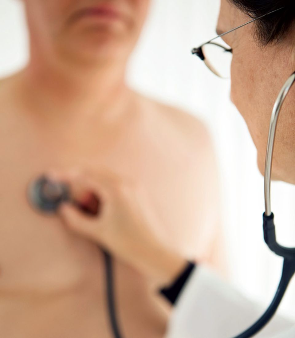 Herzleiden: Schlägt das Herz regelmäßig? Erzeugt die Aortenklappe ein ungewöhnliches Geräusch? Das Stethoskop macht es hörbar