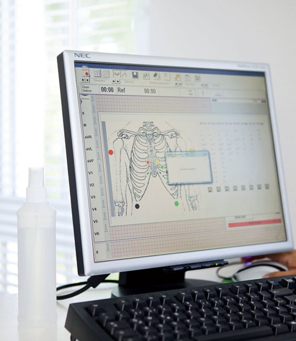 Herzleiden: Wo genau am Körper müssen die Elektroden für das EKG angeklebt werden? Das Computerprogramm zeigt es