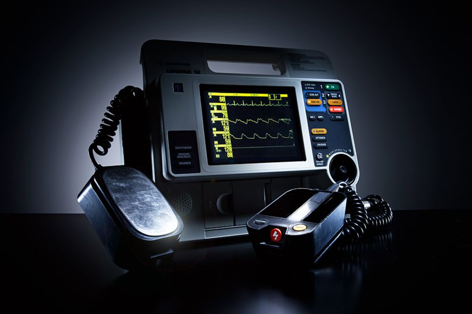 Erste Hilfe: Profi-Defibrillator für Ärzte und Notfallsanitäter