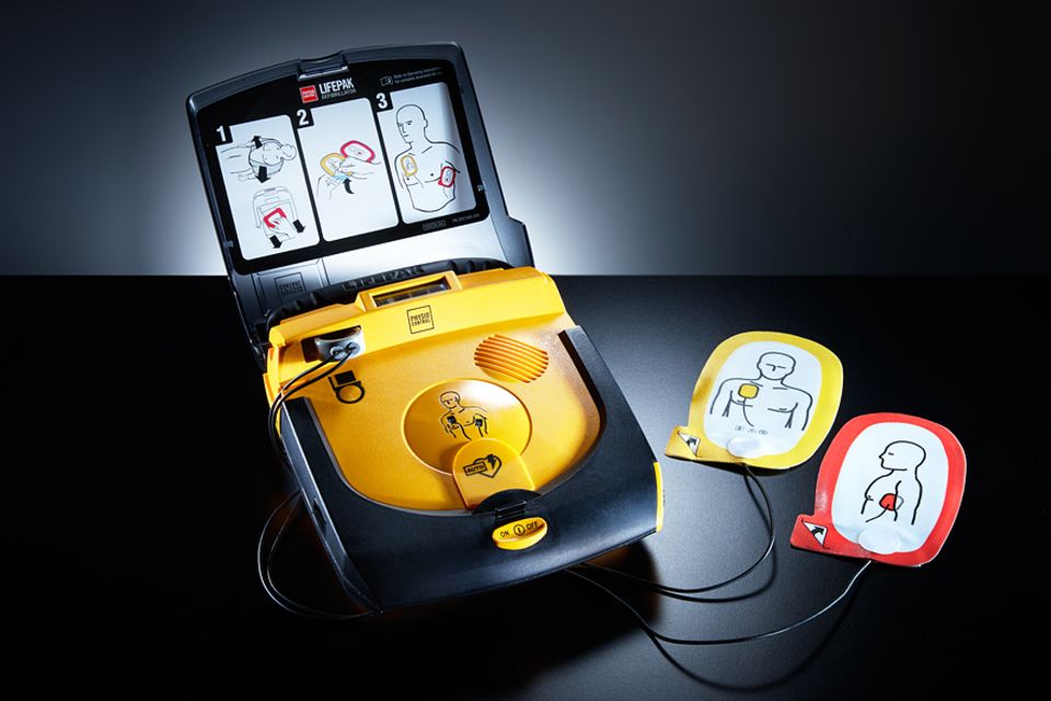 Erste Hilfe: Dieses Bild zeigt einen automatisierten externen Defibrillator (AED) für Laien