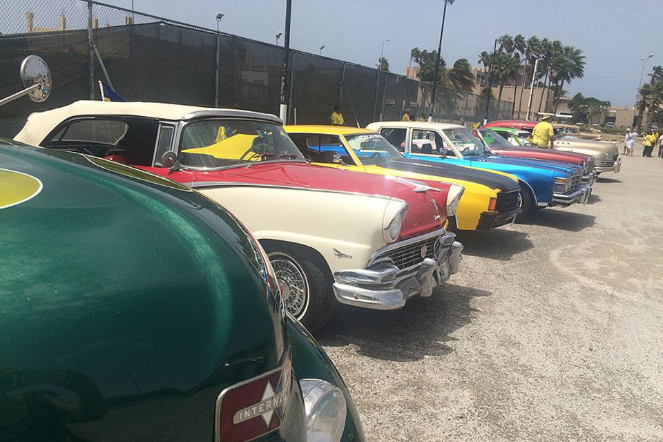 Ausgerechnet auf der Insel, die viele nur vom Blue Curacao Likör kennen, spielen Autos eine ganz große Rolle Ausgerechnet auf der Insel, die viele nur vom Blue Curacao Likör kennen, spielen Autos eine ganz große Rolle
