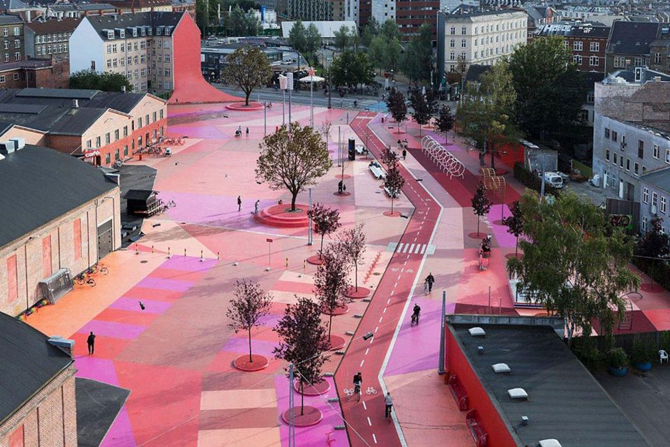 Städtereisen: Auf dem Roten Platz in Superkilen zeigt die dänische Hauptstadt, wie bunt sie ist. Bei der Planung durften Anwohner, die aus mehr als 50 Ländern stammen, mitreden