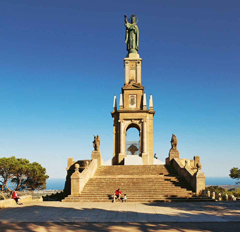 Service: Die Bergfahrt hinauf zur Christusstatue ist mühsam, belohnt aber mit einem herrlichen Blick bis zur Insel Cabrera Service: Die Bergfahrt hinauf zur Christusstatue ist mühsam, belohnt aber mit einem herrlichen Blick bis zur Insel Cabrera