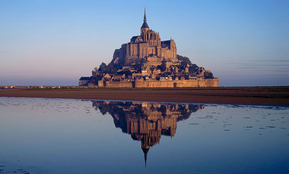 Frankreich: Von Saint-Malo aus empfiehlt sich auch ein Abstecher in das Fischerstädtchen Cancale. Von dort hat man einen tollen Blick auf Mont Saint-Michel