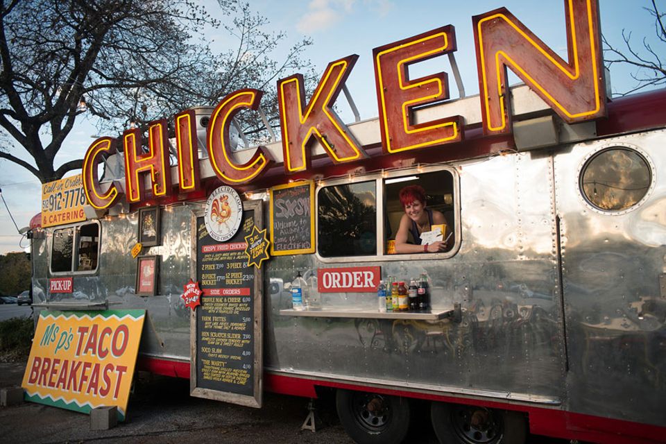 Reisetipps: Ausgefallen ist bei diesem Foodtruck nicht nur der Name. Auch die diversen Hähnchen-Gerichte überraschen mit Vielfalt