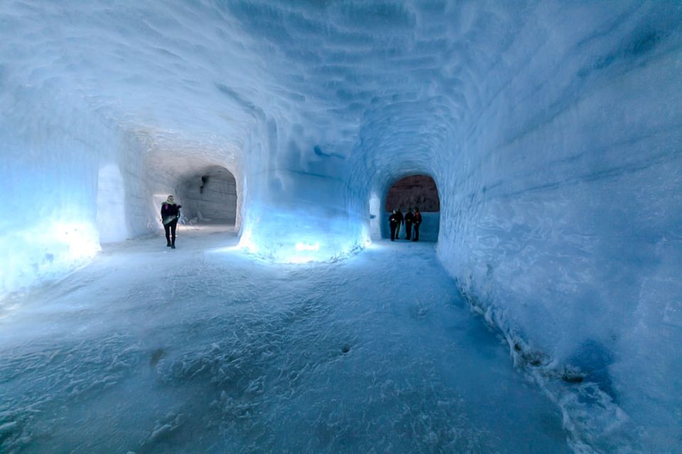 Island: Im Hintergrund rechts öffnet sich das erste Fenster in die Gletscherspalte, die sich 40 Meter durch den Gletscher zieht und mit dem Boden des Tunnels schließt