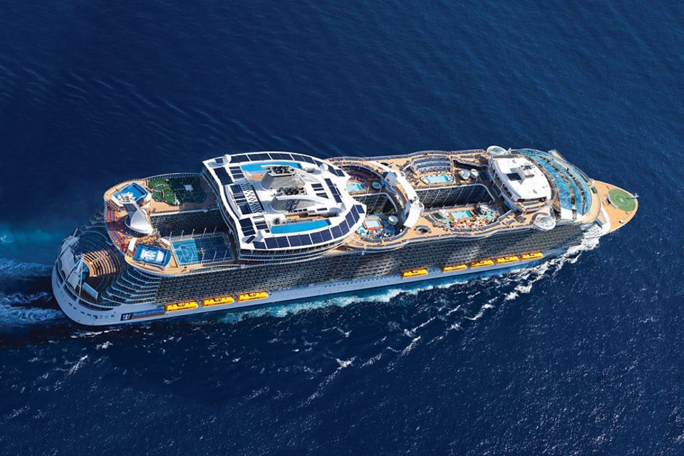 Kreuzfahrtschiffe: Künstliche Surfwellen auf dem Heck und Hochseilgarten über drei Decks - die neuen Kreuzfahrtschiffe versuchen auch Abenteurer zu überzeugen Kreuzfahrtschiffe: Künstliche Surfwellen auf dem Heck und Hochseilgarten über drei Decks - die neuen Kreuzfahrtschiffe versuchen auch Abenteurer zu überzeugen