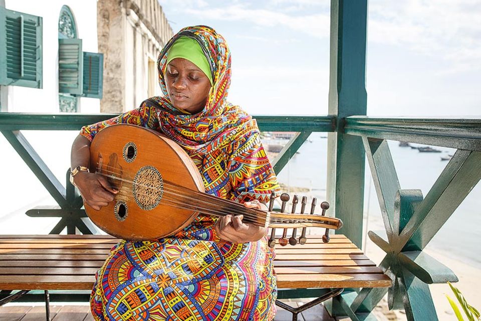 Amina Omar will professionelle Musikerin werden. Um Musik im Tausi Women’s Taarab Orchester von Sansibar zu machen hat sie sich sogar von ihrem Ehemann scheiden lassen Amina Omar will professionelle Musikerin werden. Um Musik im Tausi Women’s Taarab Orchester von Sansibar zu machen hat sie sich sogar von ihrem Ehemann scheiden lassen