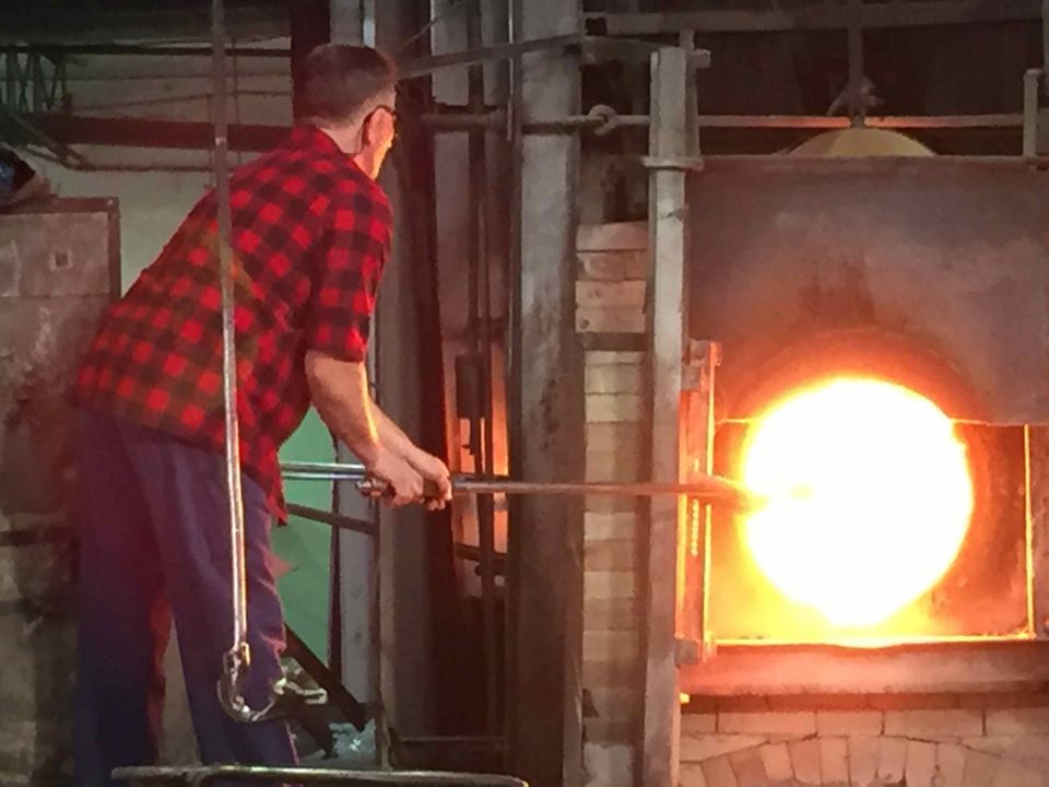 Das Glas wird zum Formen auf über 1000 Grad Celsius erhitzt Das Glas wird zum Formen auf über 1000 Grad Celsius erhitzt