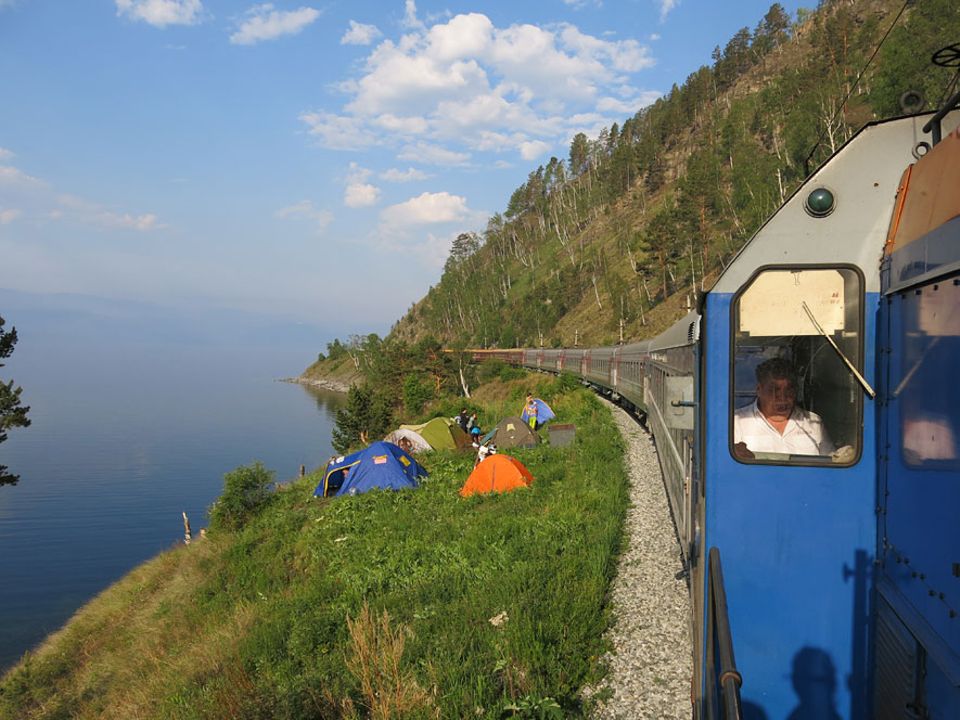 Reisetraum: Von außen gibt es kaum einen Unterschied: Der Zarengold schlängelt sich entlang des Baikalsees. Innen jedoch ist der Zug aufwendig gestaltet