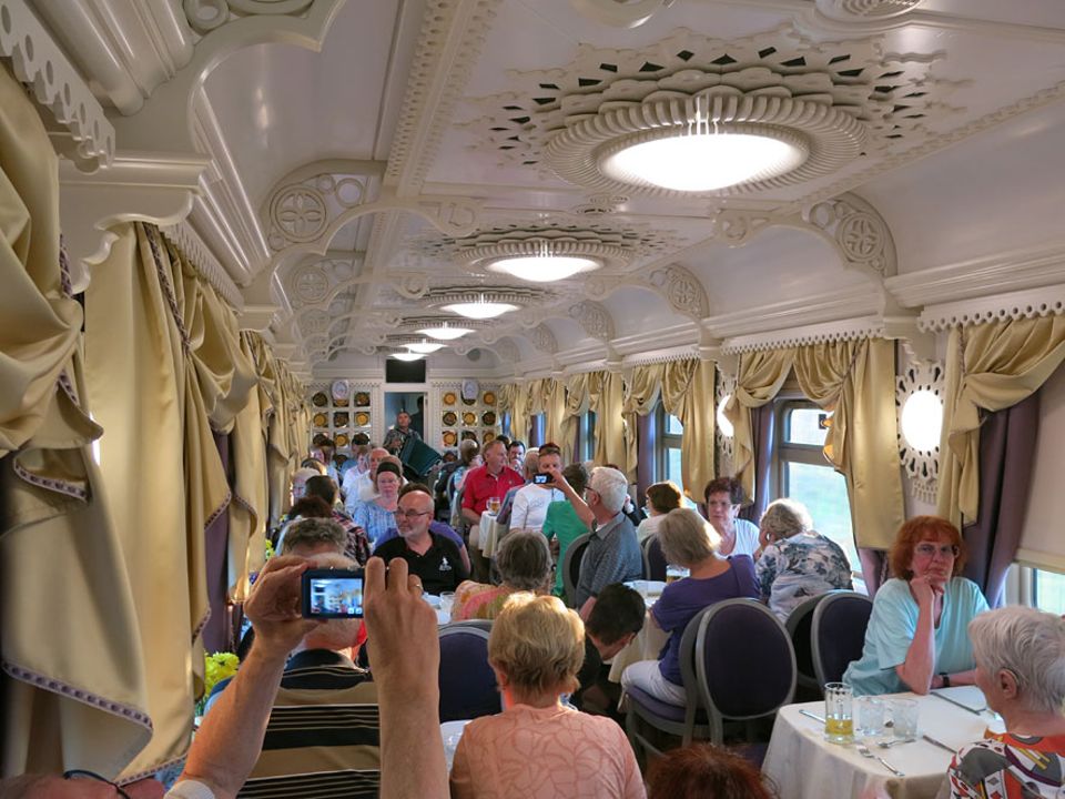 Reisetraum: Gleich drei Speisewaagen gibt es, damit alle 180 Passagiere zur gleichen Zeit essen können, samt Musikprogramm